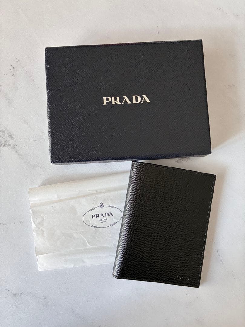 美品　PRADA ブラック 二つ折り財布（小銭入れなし）