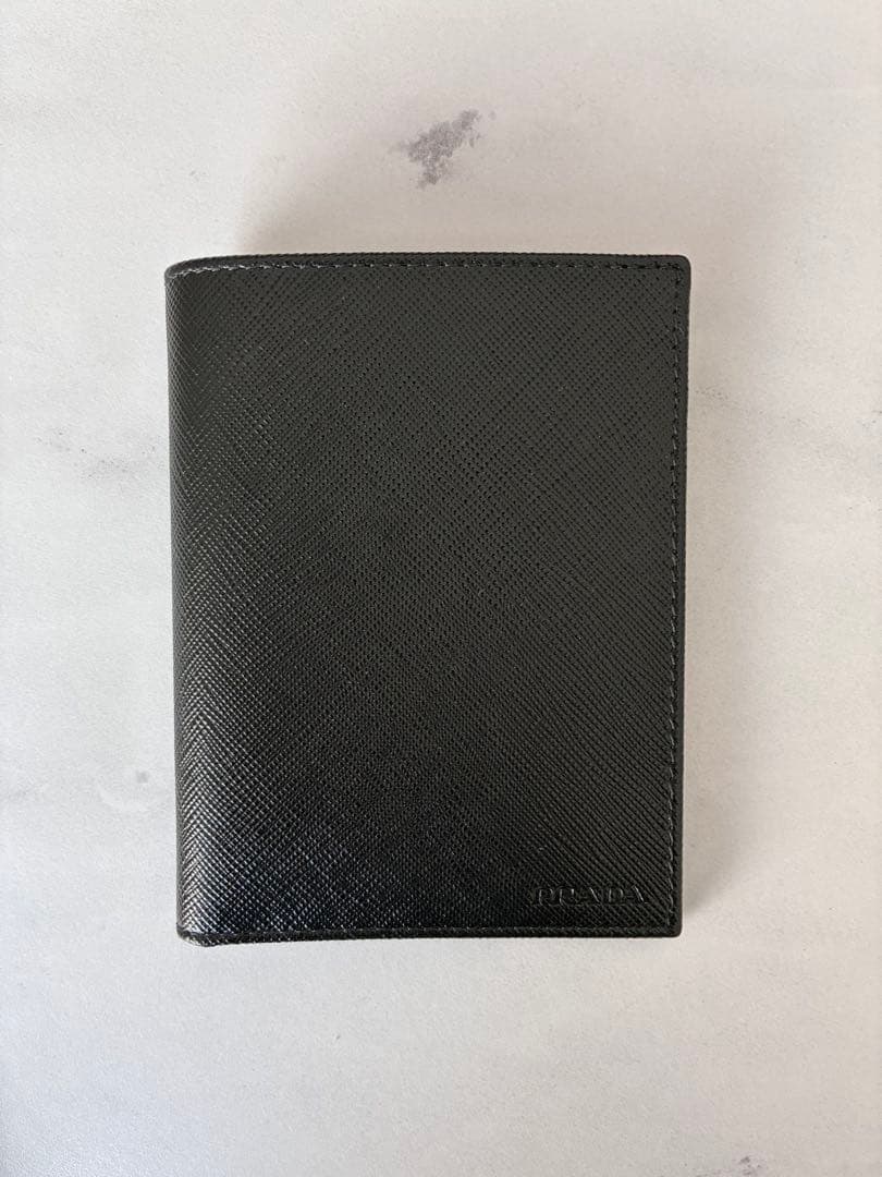 美品　PRADA ブラック 二つ折り財布（小銭入れなし）