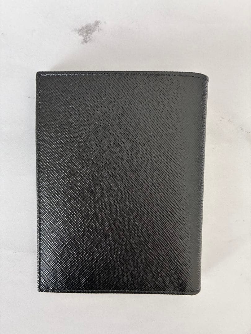 美品　PRADA ブラック 二つ折り財布（小銭入れなし）