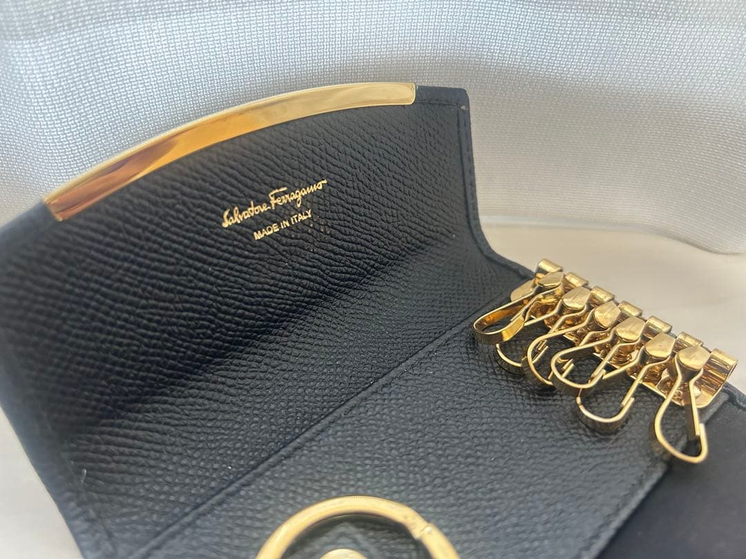 美品 salvatore ferragamoフェラガモ　6連キーケース　ブラック