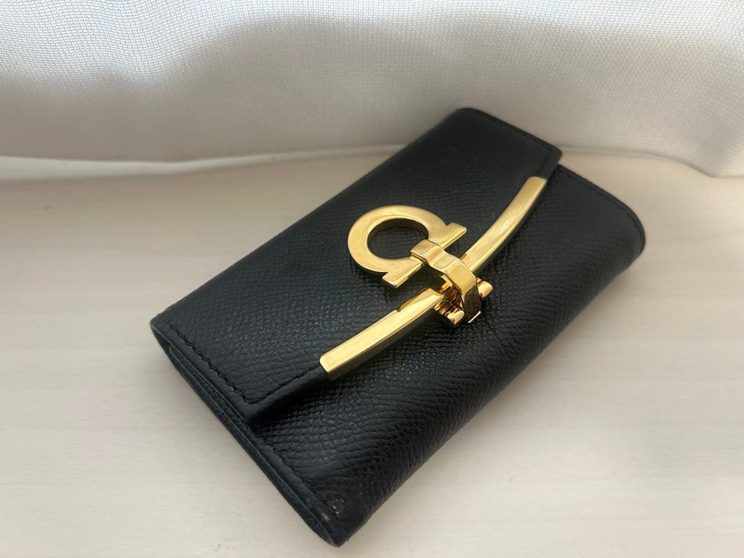 美品 salvatore ferragamoフェラガモ　6連キーケース　ブラック