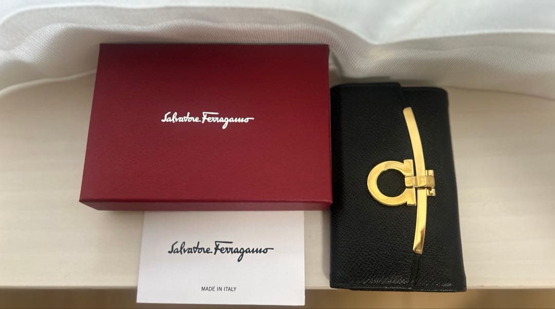 美品 salvatore ferragamoフェラガモ　6連キーケース　ブラック