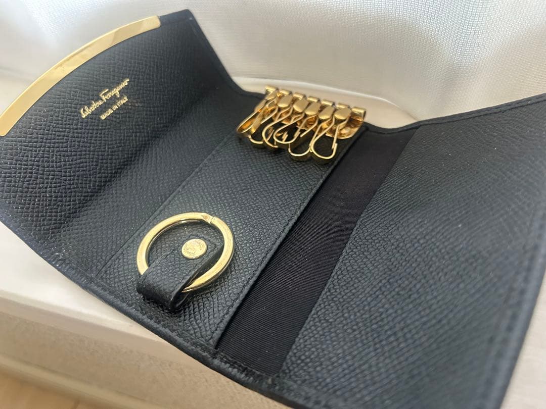 美品 salvatore ferragamoフェラガモ　6連キーケース　ブラック