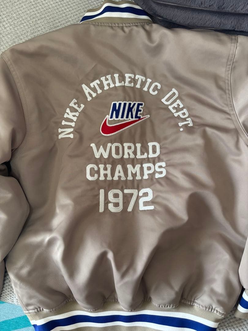 Nike THERMA-FIT スタジャン XS ベージュ