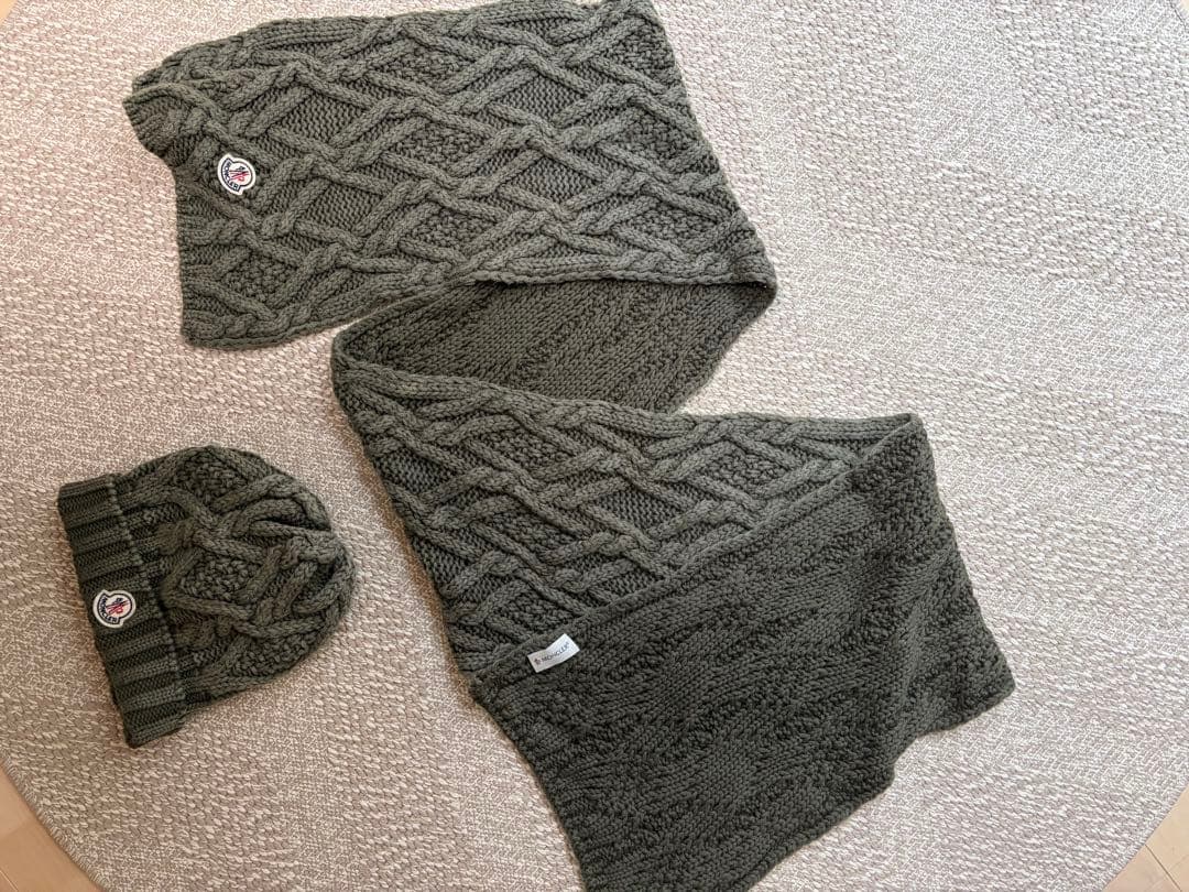 Kenichiモンクレールオリーブグリーンケーブル編みマフラーと帽子セット