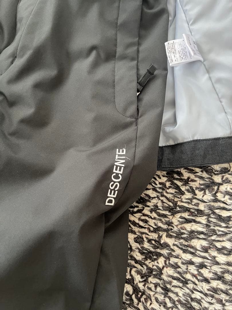 美品　DESCENTE 150センチ スキーウェア 上下セット　キッズ