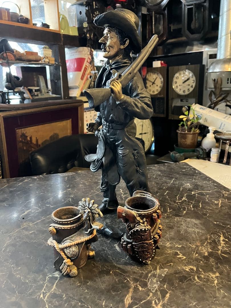 クーマンで スターチュー像 ブロンズ風 鞍とライフル銃を持ったカウボーイ