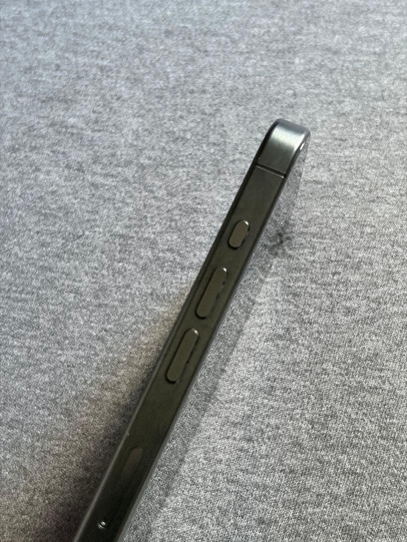 【美品】香港版 iPhone 15 Pro 128GB ブラックチタニウム