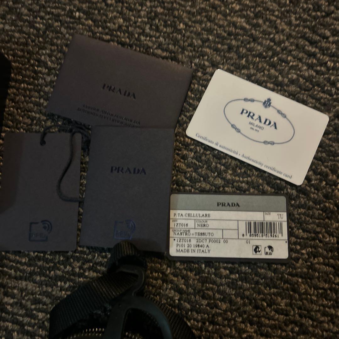 プラダ　携帯ストラップ