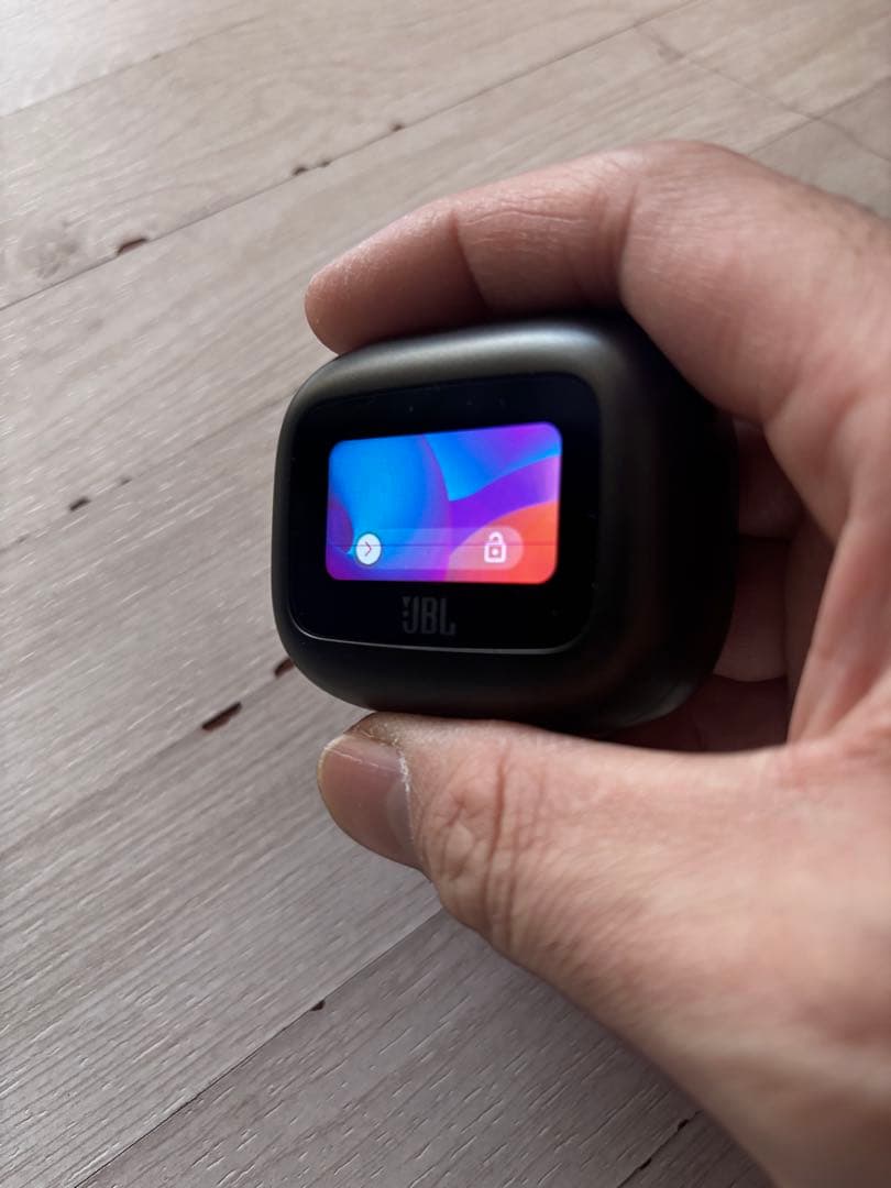 【値下げ】JBL LIVE BEAM 3 ワイヤレスイヤホン※液晶に赤いスジ有り