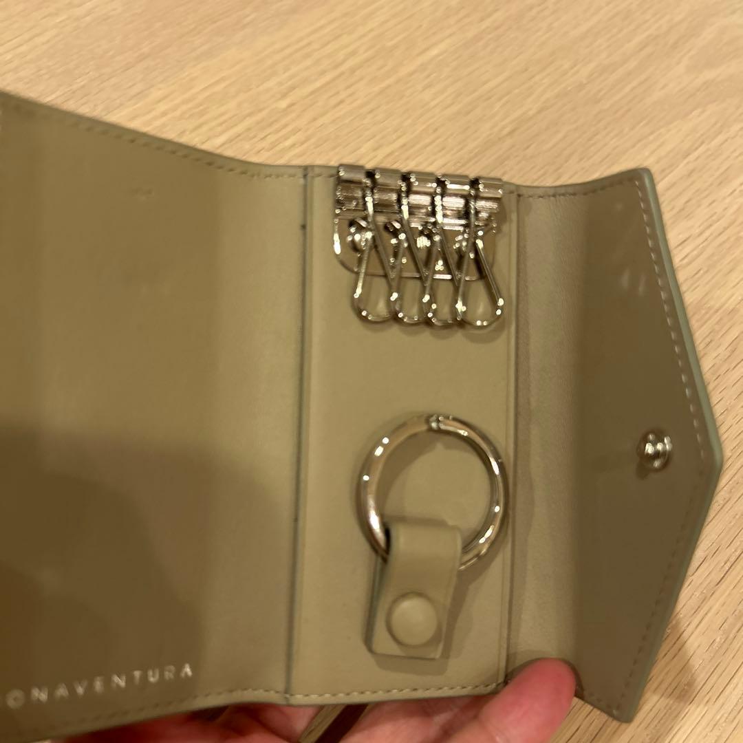 【BONAVENTURA】スリム キーケース エンボスクロコレザー(グレージュ)