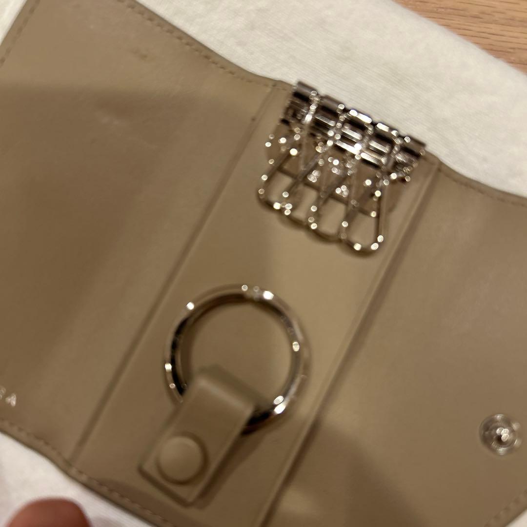 【BONAVENTURA】スリム キーケース エンボスクロコレザー(グレージュ)