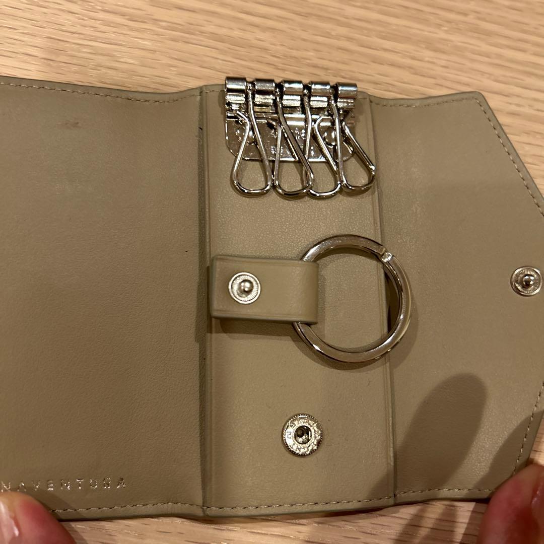 【BONAVENTURA】スリム キーケース エンボスクロコレザー(グレージュ)