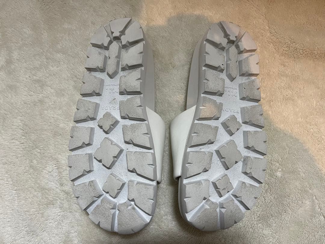 プラダ　サンダル　ホワイト　トライアングルロゴプリント