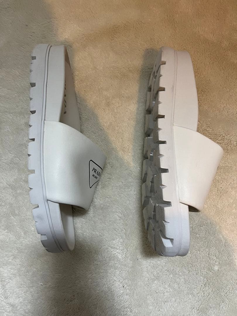 プラダ　サンダル　ホワイト　トライアングルロゴプリント