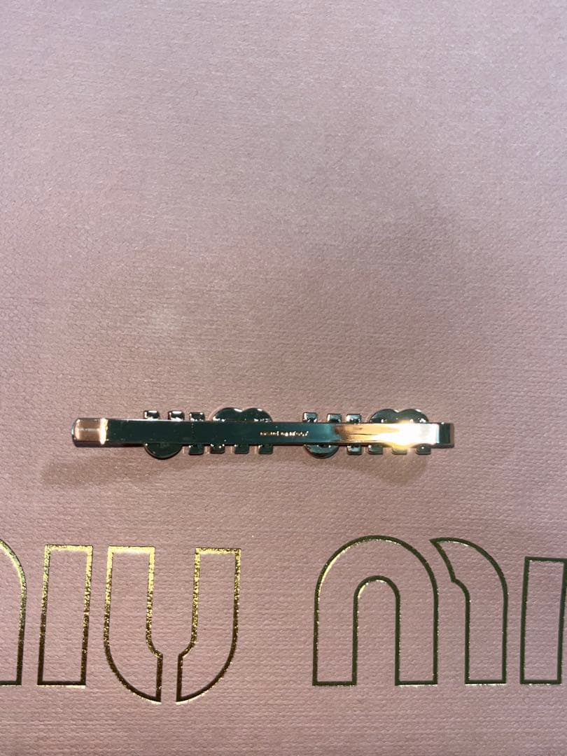 【美品・正規品】miumiu エナメルメタル ヘアクリップ