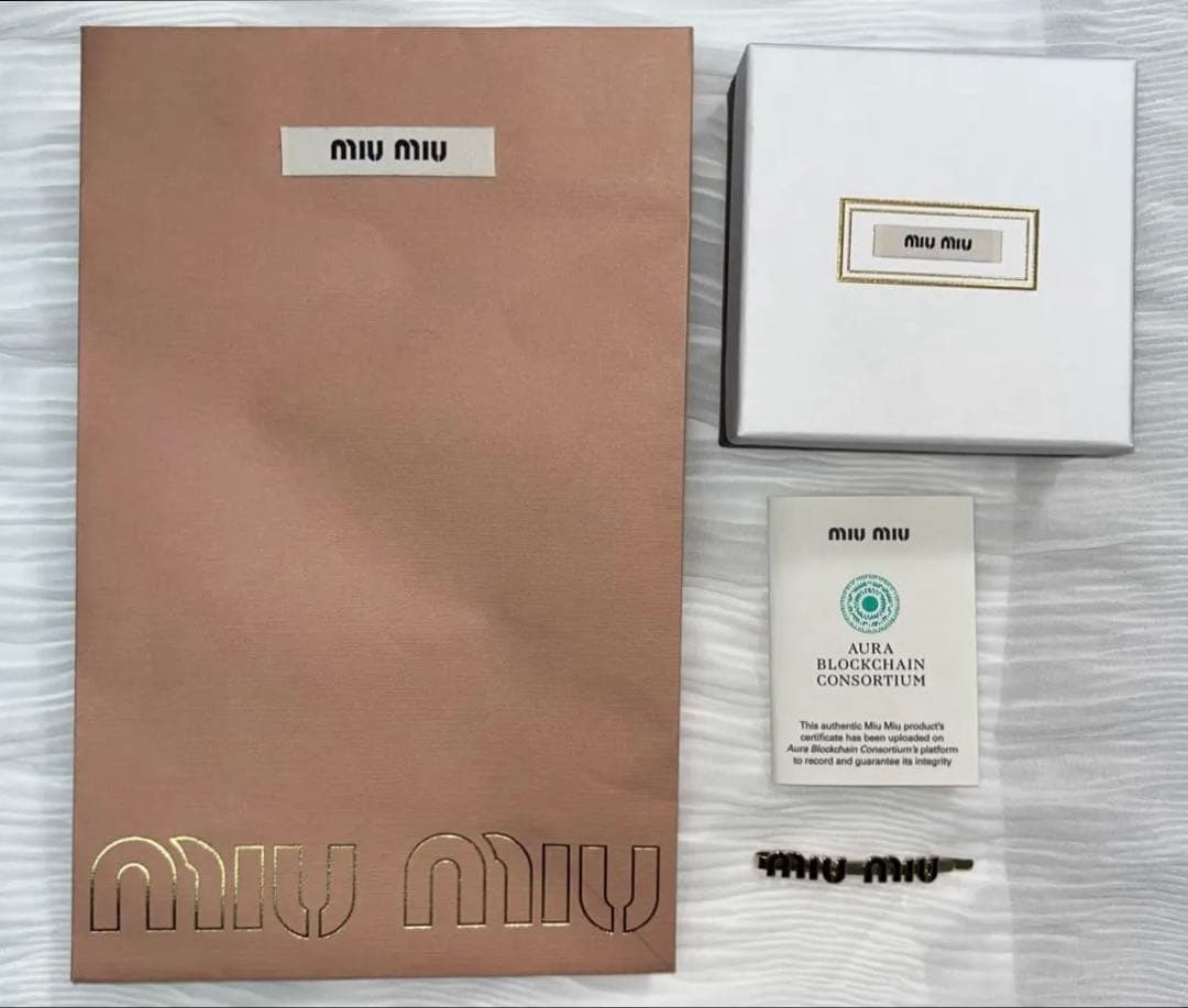 【美品・正規品】miumiu エナメルメタル ヘアクリップ