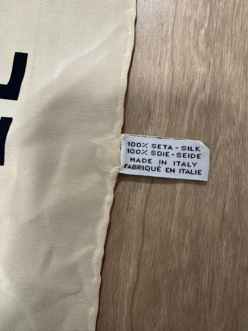 CHANEL シルエットデザイン スカーフ