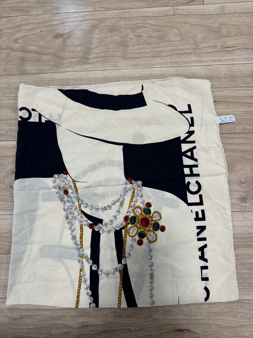 CHANEL シルエットデザイン スカーフ