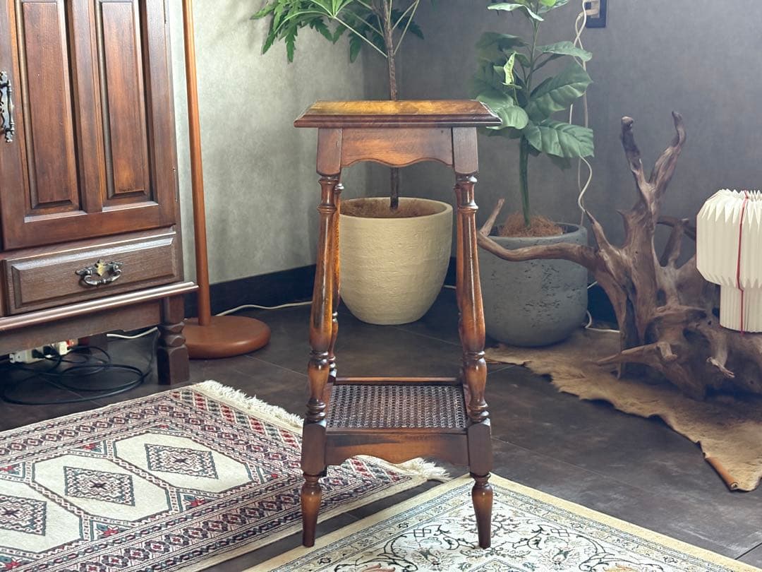 カリモク　サイドテーブル　アンティーク調　ディスプレイ家具　レトロ　IZ