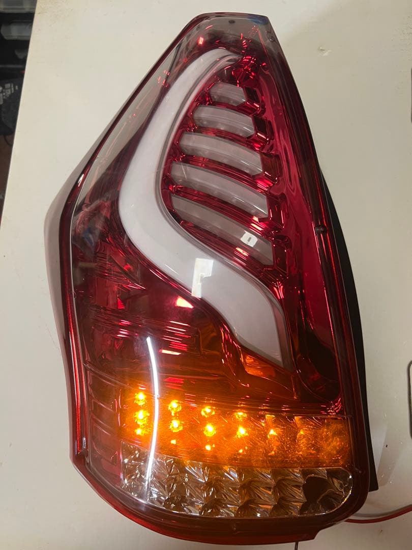 プリウスα・ヴァレンティ・クリア/レッドクローム・テールランプ・点灯確認済