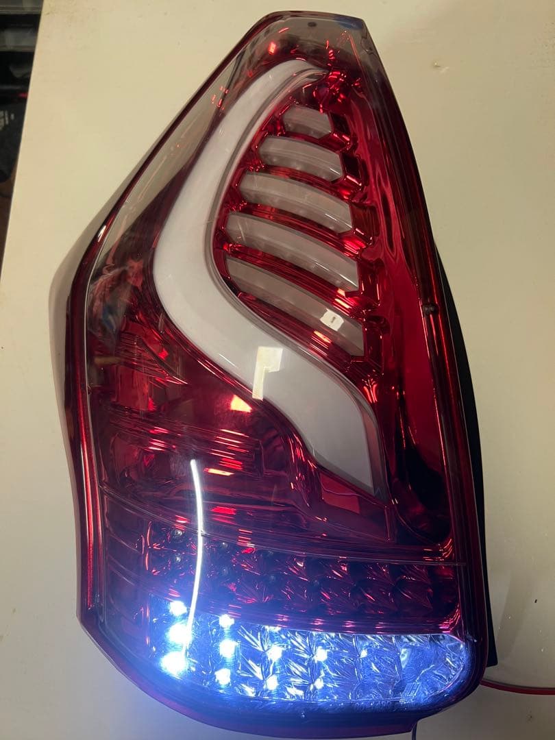 プリウスα・ヴァレンティ・クリア/レッドクローム・テールランプ・点灯確認済