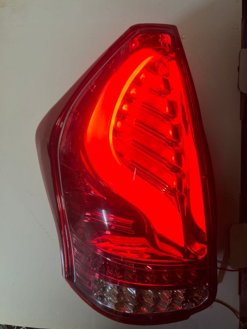 プリウスα・ヴァレンティ・クリア/レッドクローム・テールランプ・点灯確認済