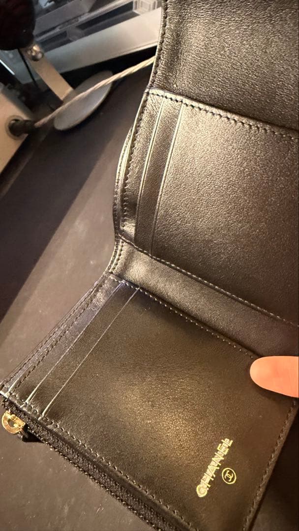 CHANEL シャネル キャビアスキン 二つ折り財布 ステッチ 黒 ブラック