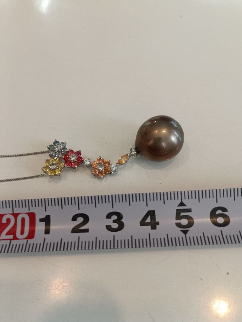 K18WGブラウンパールとダイヤモンド装飾カラフルストーンペンダントのネックレス