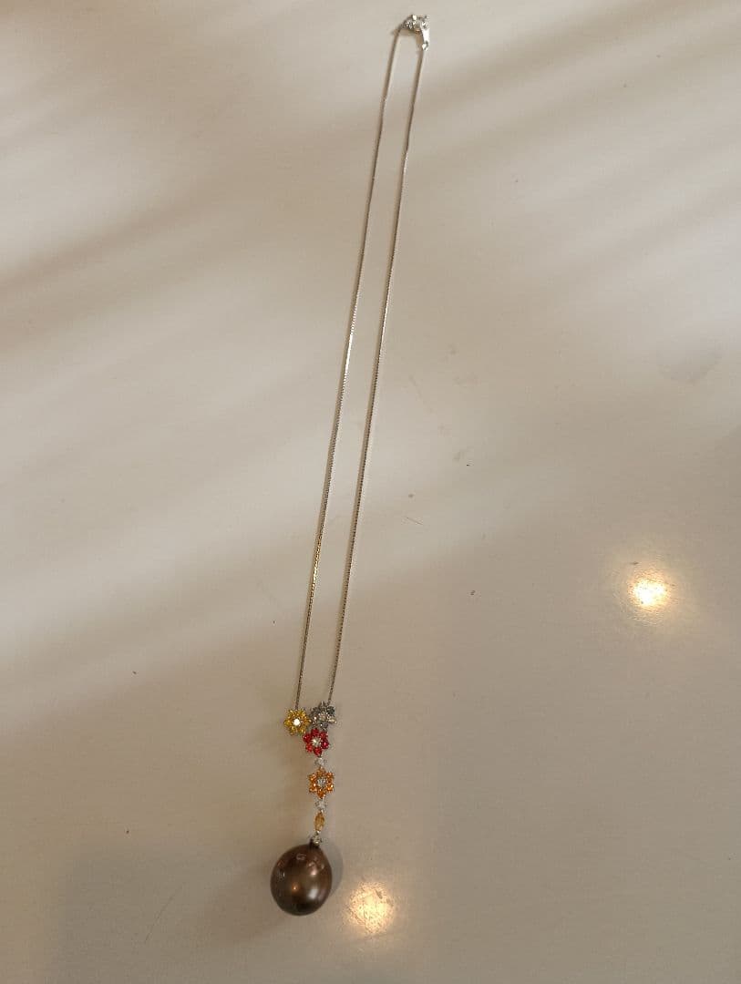 K18WGブラウンパールとダイヤモンド装飾カラフルストーンペンダントのネックレス