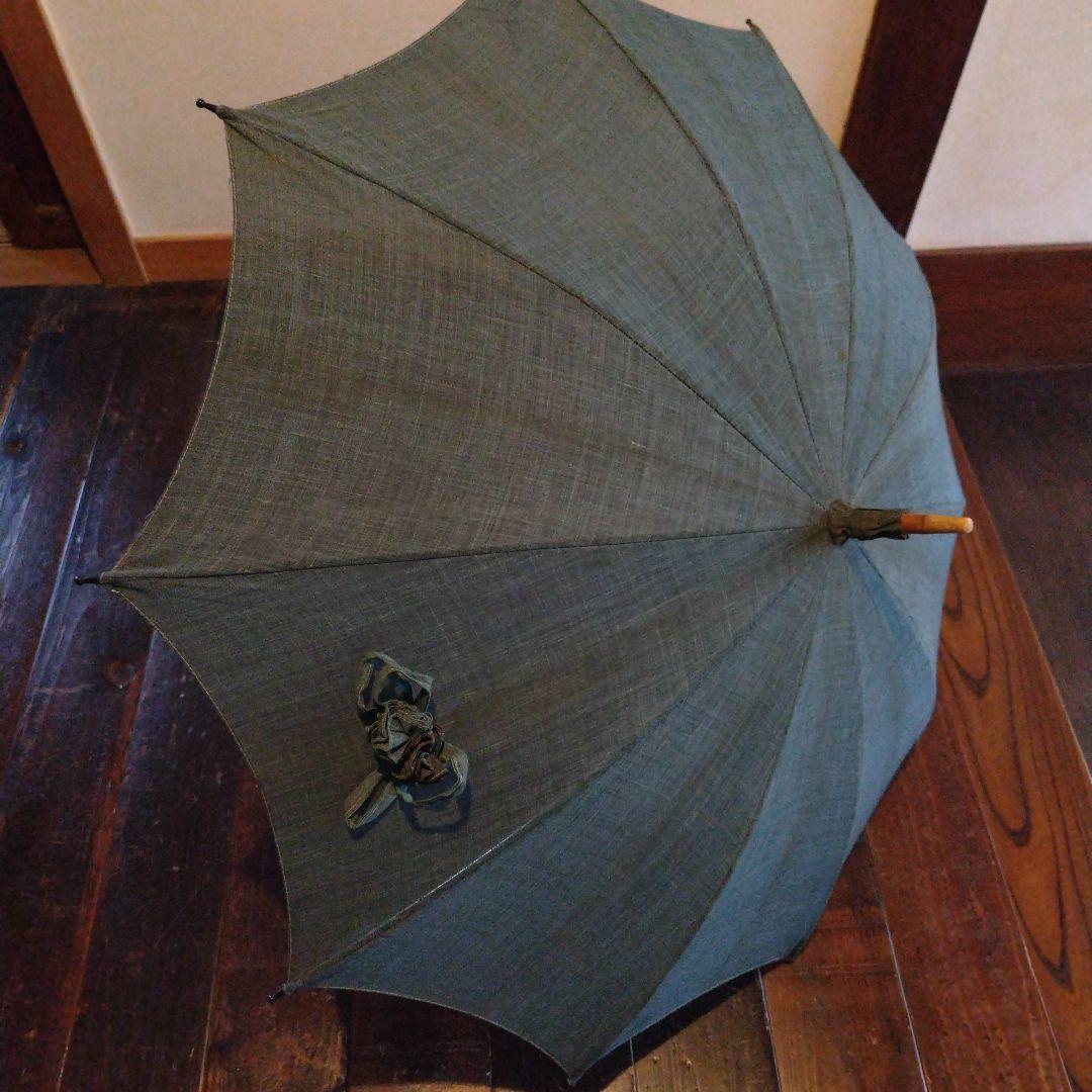 藍染麻地の日傘 花の装飾付き