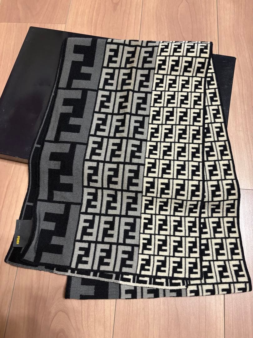 即決優先 本日限定 フェンディ FENDI ズッカ マフラー