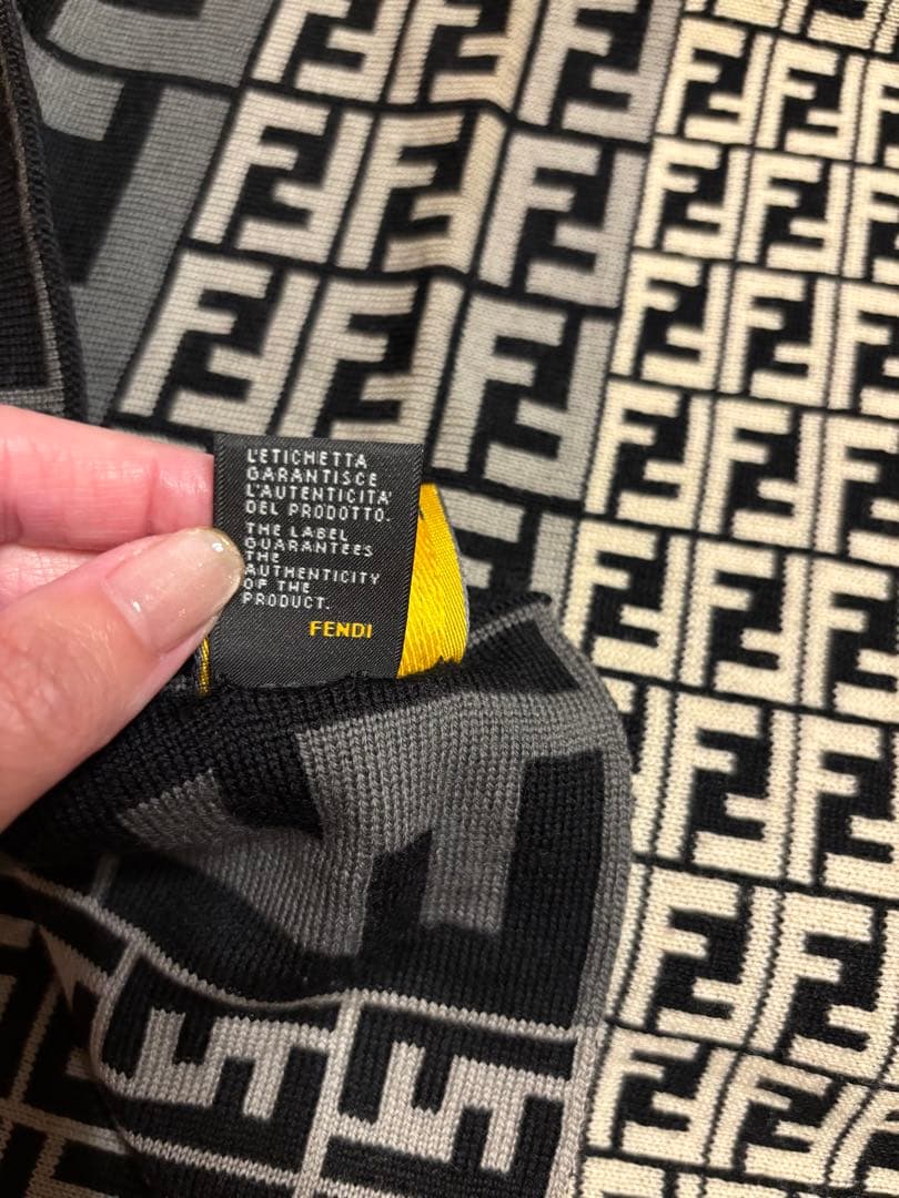 即決優先 本日限定 フェンディ FENDI ズッカ マフラー