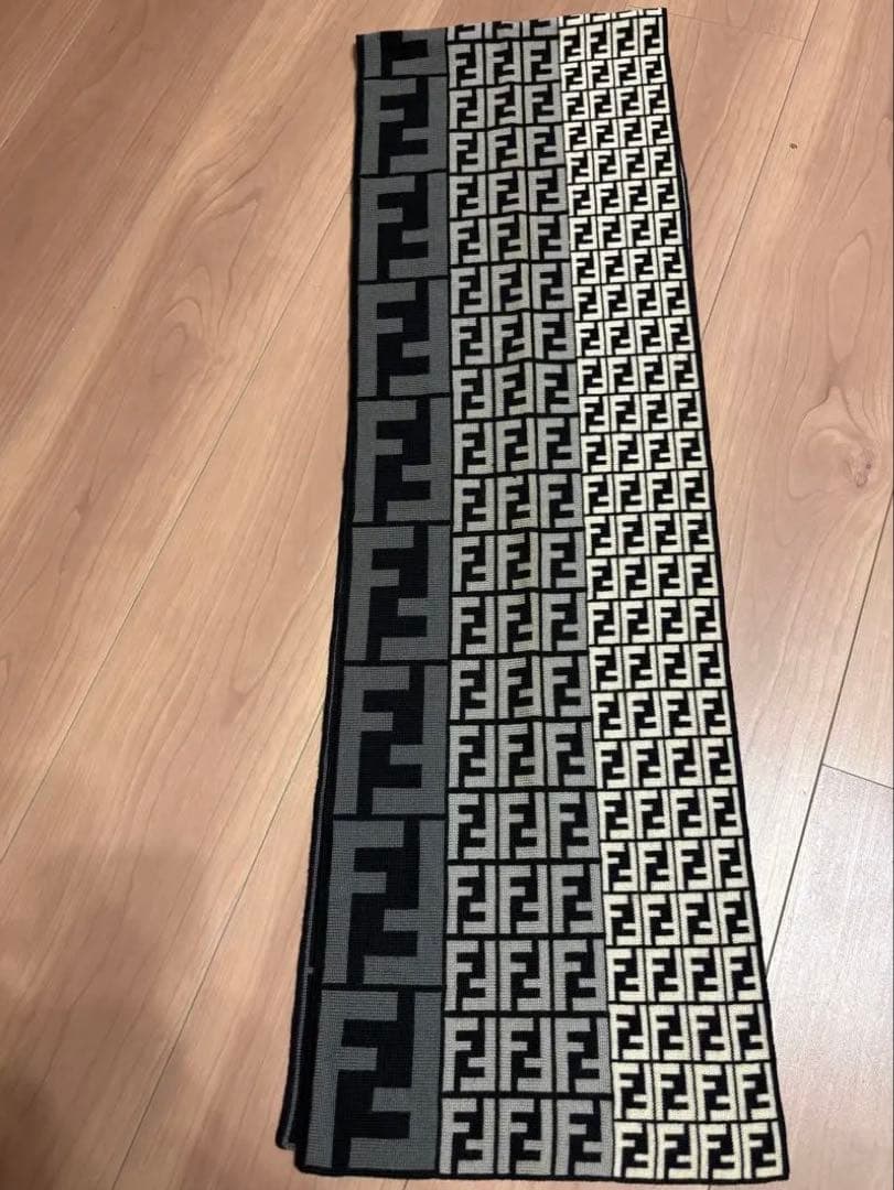 即決優先 本日限定 フェンディ FENDI ズッカ マフラー