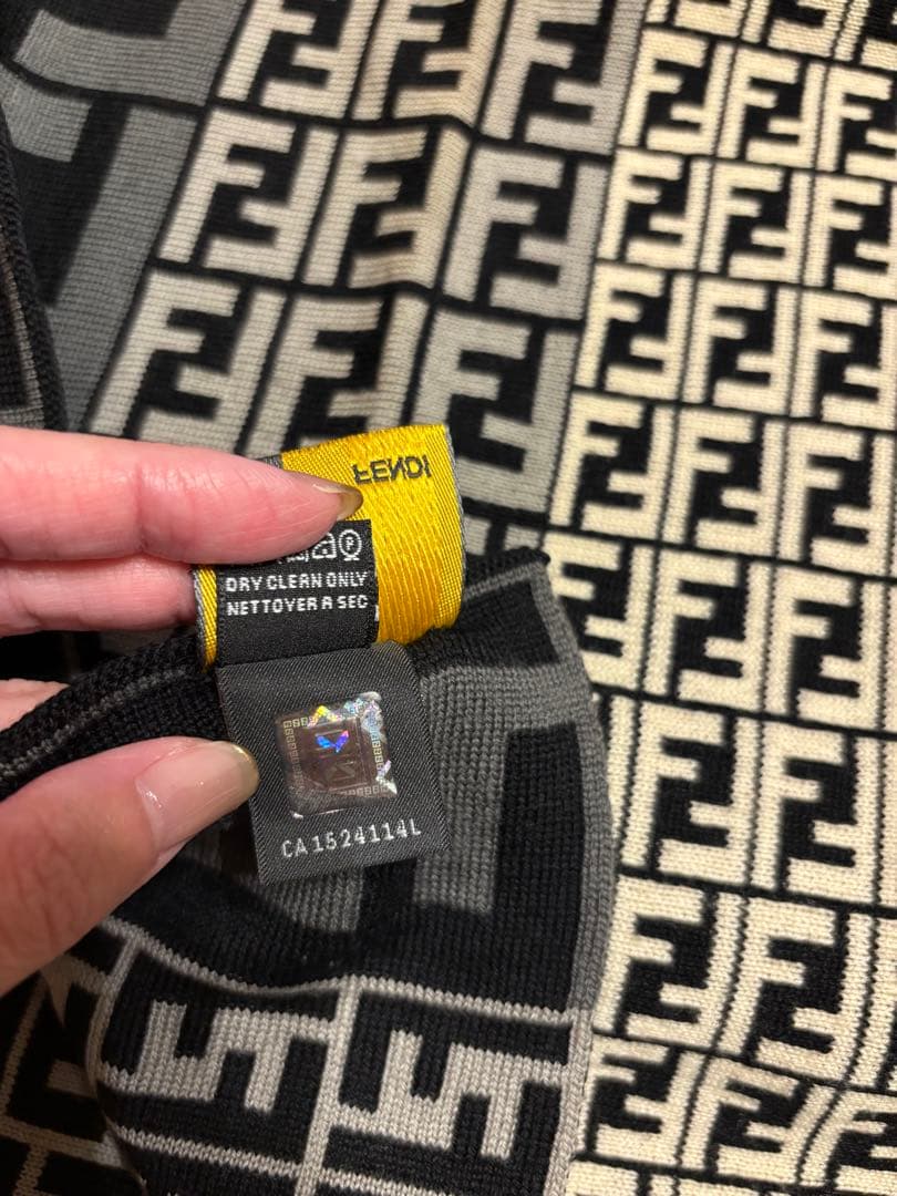 即決優先 本日限定 フェンディ FENDI ズッカ マフラー