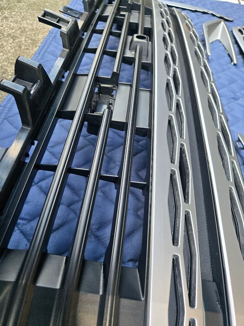 三菱 デリカ D5 後期モデル　純正グリル