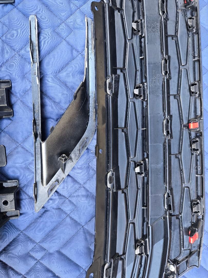 三菱 デリカ D5 後期モデル　純正グリル