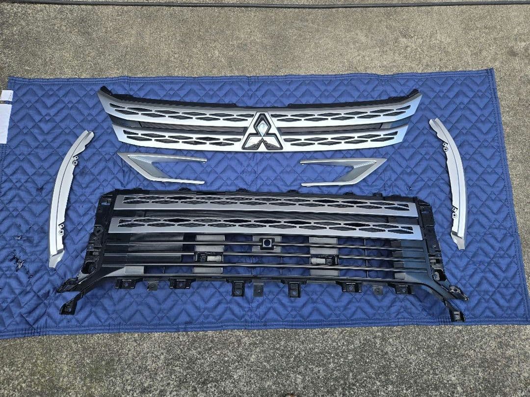 三菱 デリカ D5 後期モデル　純正グリル