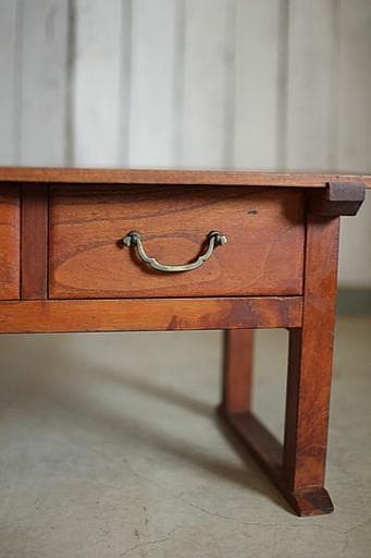 小ぶりな木製の机　小引き出し2杯　サイドテーブル　作業台　文机　古家具　古民家