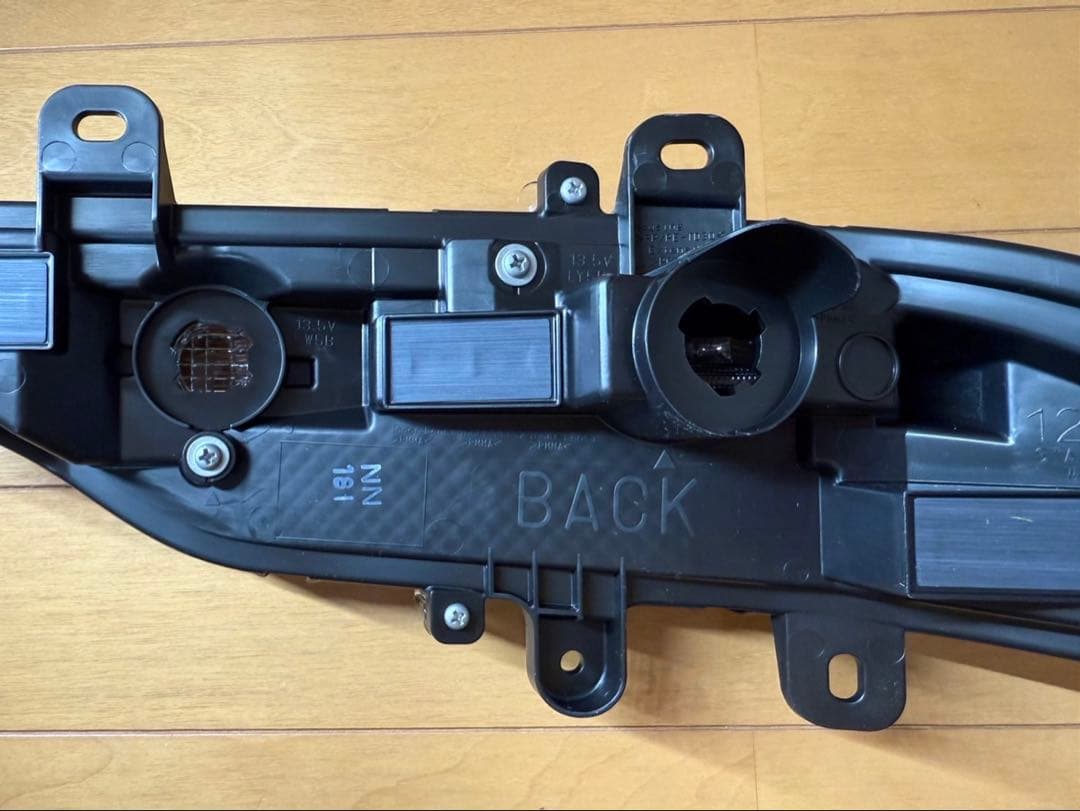 トヨタ純正　リヤウインカーレンズ　80ハリアー　新品