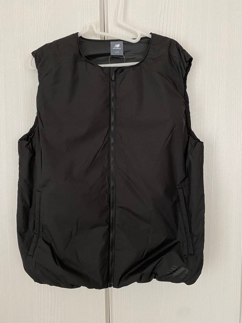 【未使用品】ニューバランス　ブラックアウト　ライトウェイトパデッドベスト　Ｌ