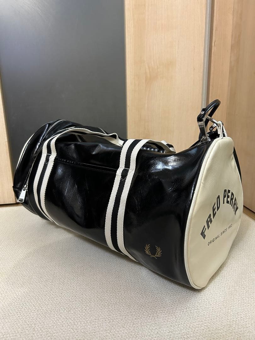 【完売・美品・FRED PERRY】フレッドペリー ドラムバッグ／ボストンバッグ