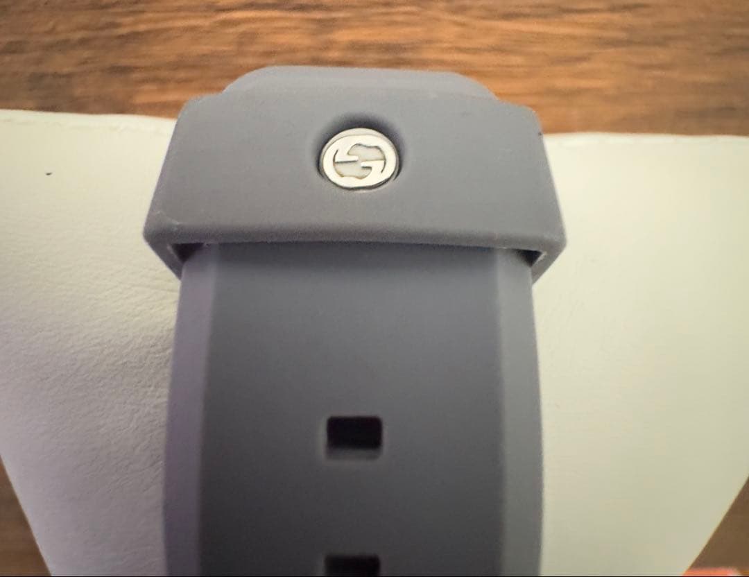 大特価GUCCI グレー ラバーベルト 時計作動しています