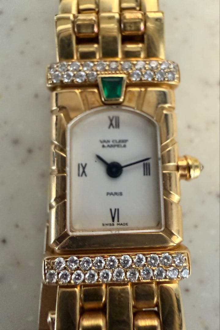 ゴールド アナログ腕時計 エメラルド装飾