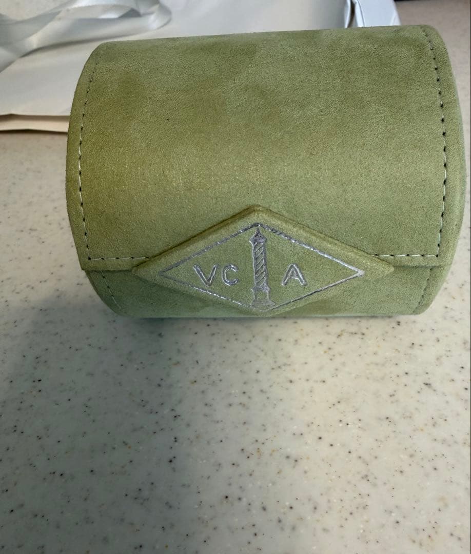 ゴールド アナログ腕時計 エメラルド装飾