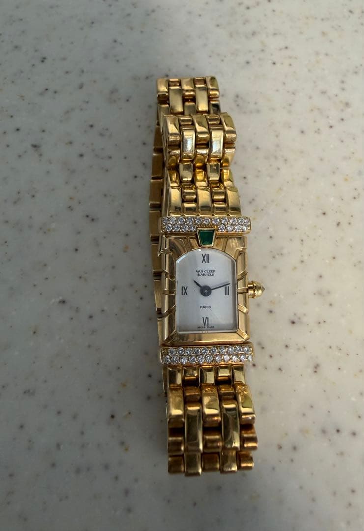 ゴールド アナログ腕時計 エメラルド装飾