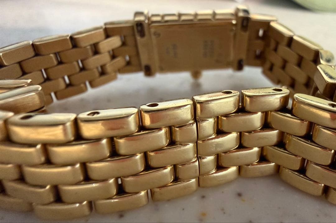 ゴールド アナログ腕時計 エメラルド装飾