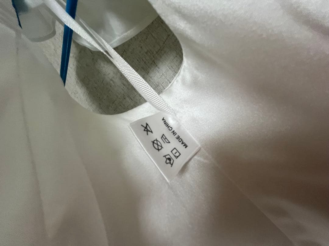 フリル付きオフショルダーウェディングドレス