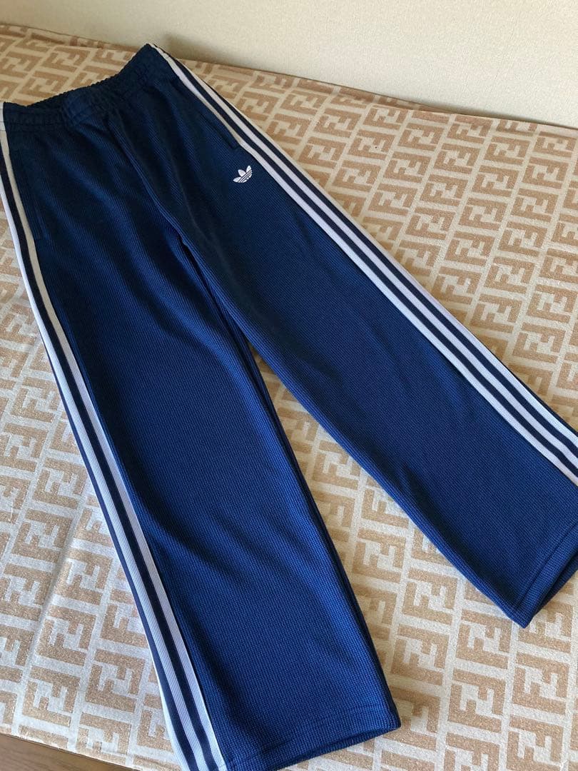 「あき」新品未使用品　Sサイズadidas 3ストライプ トラックパンツ