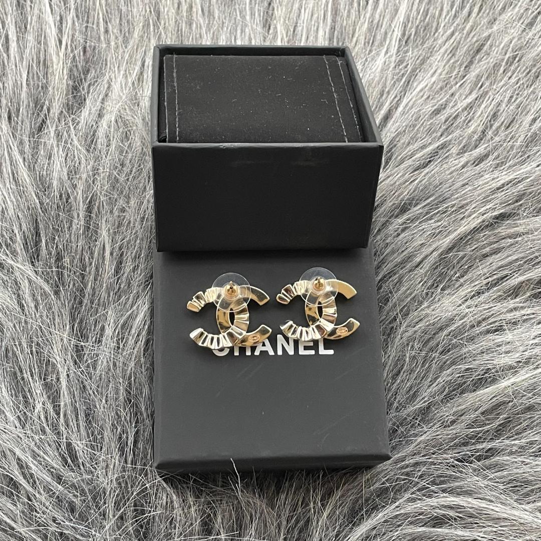 ゴールド CC ロゴ ピアス